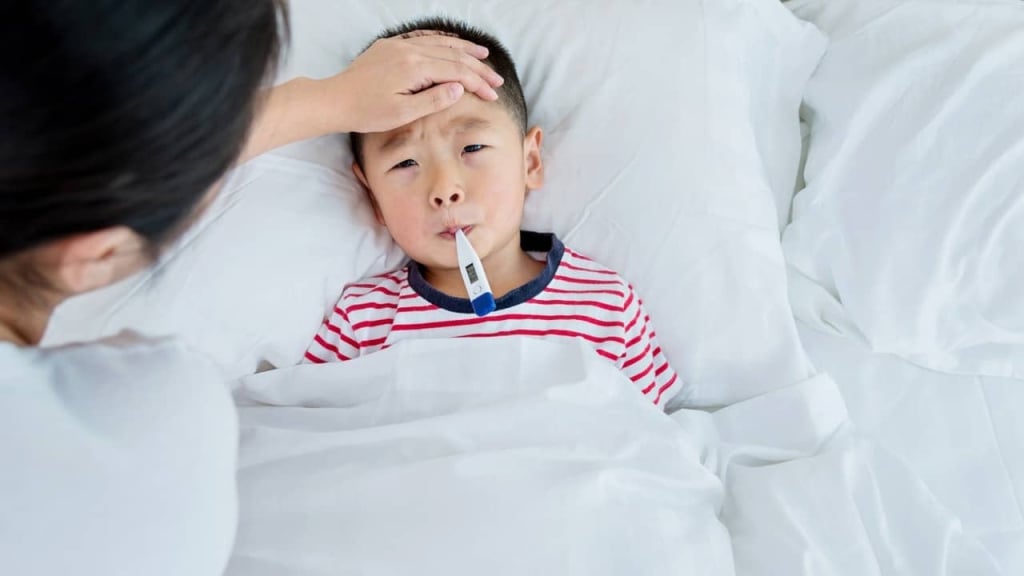 Memeriksa kondisi anak sebagai bagian pengawasan batuk di malam hari pada anak