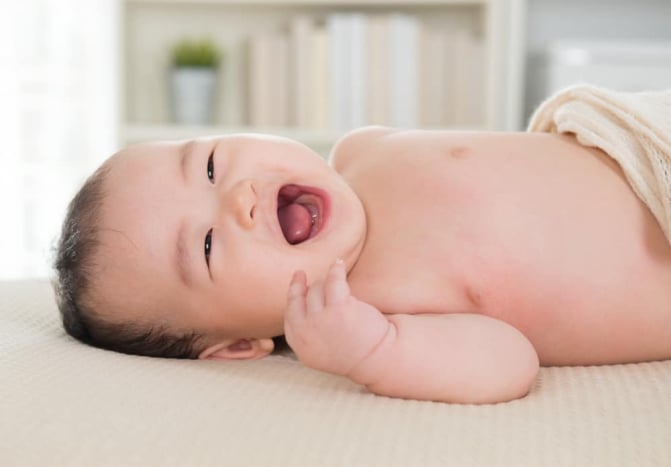 cara membuat bayi tertawa
