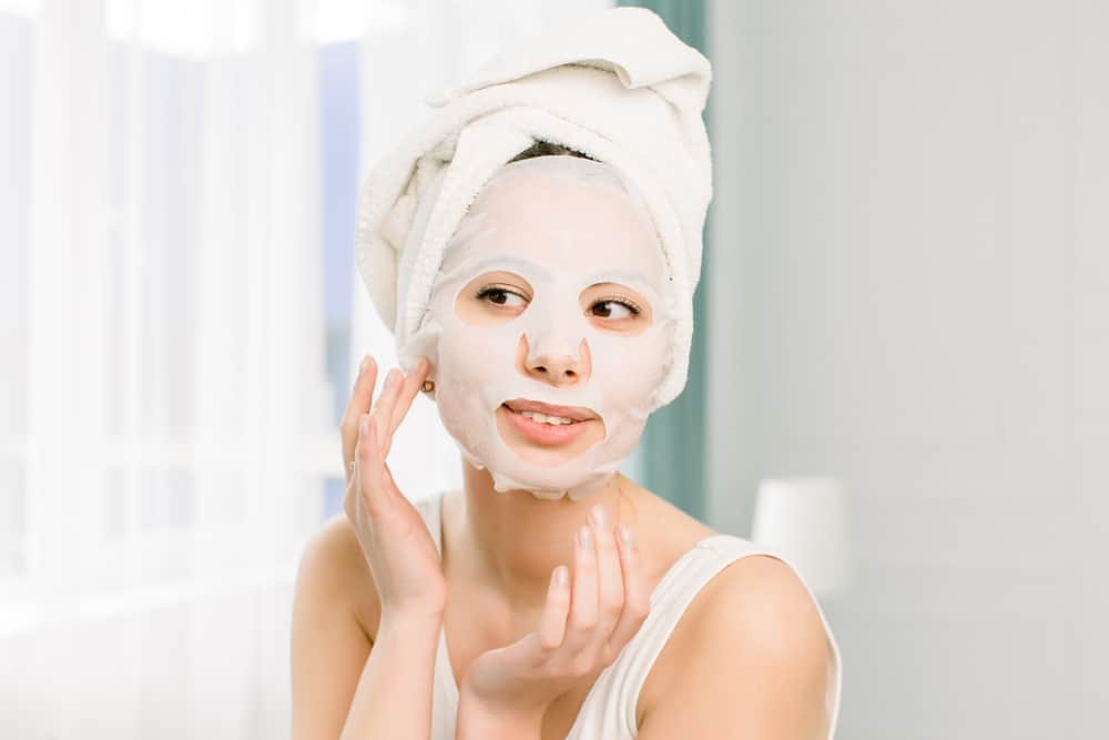 Pakai Moisturizer Setelah Menggunakan Sheet Mask, Penting Atau Tidak, Sih?