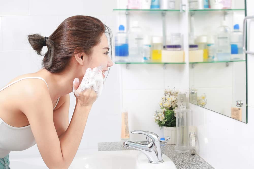Rekomendasi 10 Sabun Cuci Muka yang Aman untuk Kulit Sensitif