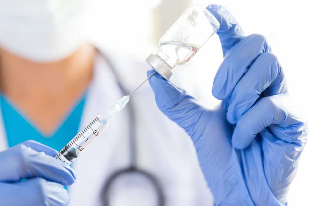 Dokter memberikan vaksin hepatitis B