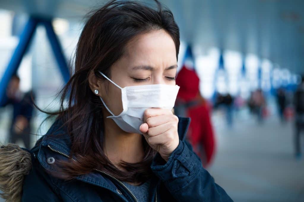 Memakai masker agar terhindar dampak dari polusi udara
