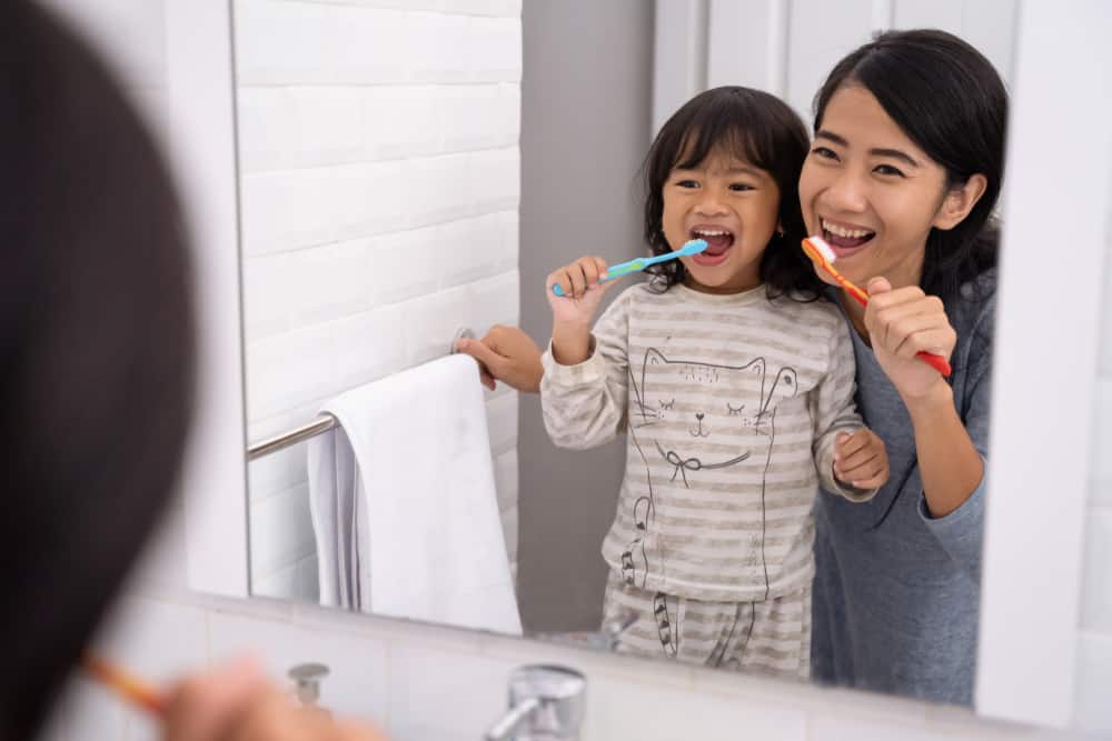 anak menyikat gigi