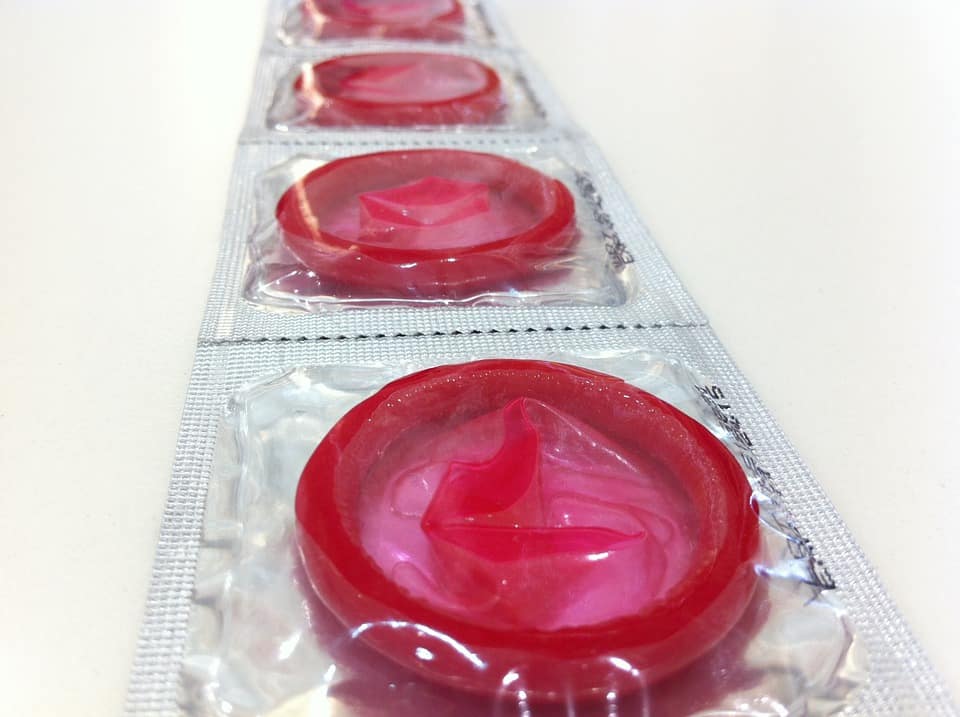 Benarkah Pakai Kondom Bikin Seks Jadi Kurang Nikmat?