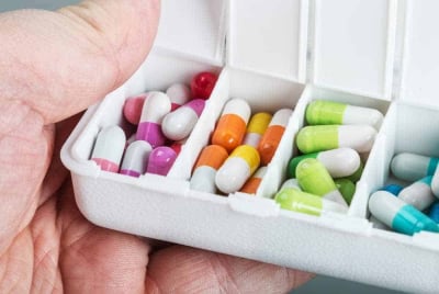 Menggunakan kotak obat sebagai aturan minum obat TBC