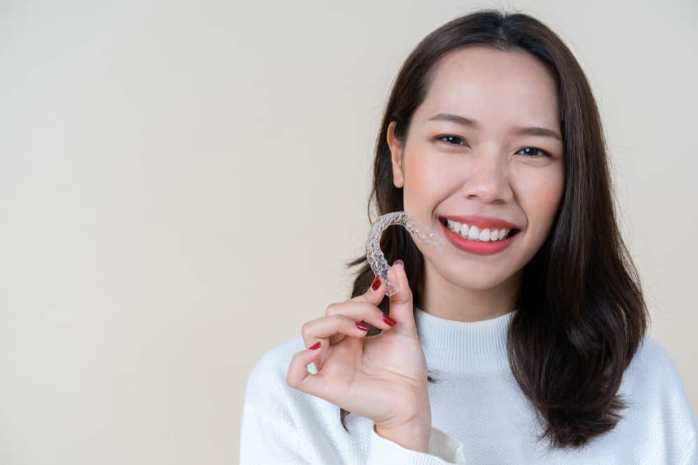 Risiko Meratakan Gigi dengan Behel Transparan Berkualitas Rendah