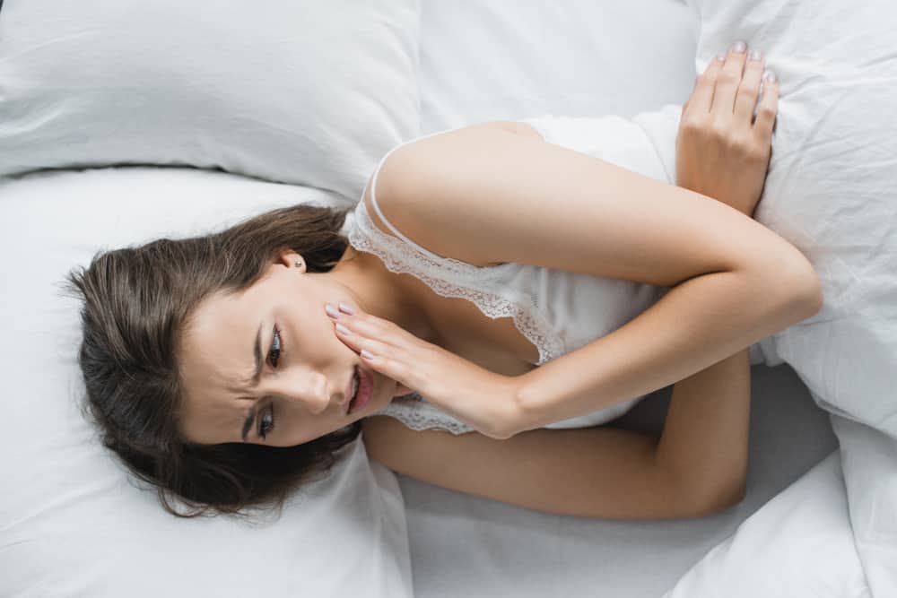 Sakit Gigi Mengganggu Istirahat Anda di Malam Hari? Redakan dengan 4 Cara Ini