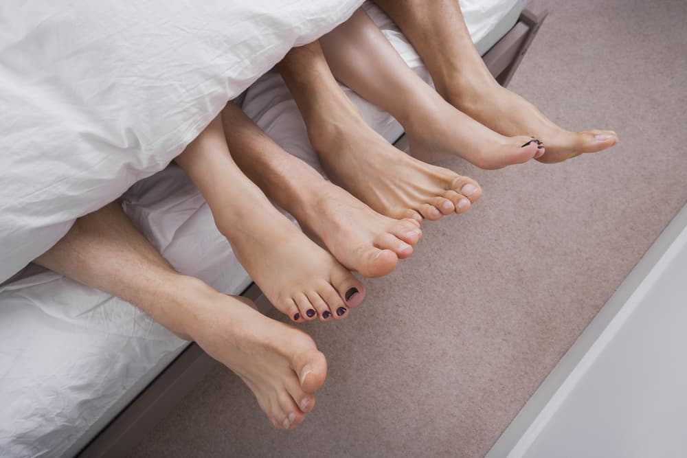 Aturan Aman Pakai Kondom Jika Anda Ingin Seks Bertiga (Threesome)