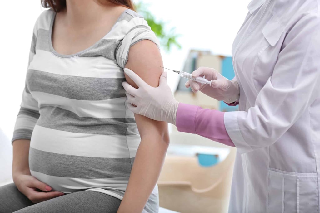 Ibu hamil menerima injeksi vaksin hepatitis B sebagai vaksin pengganti hepatitis D