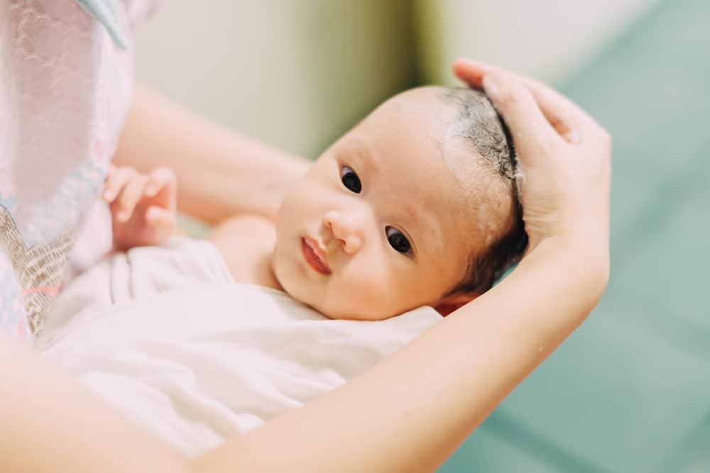 cara membersihkan kulit kepala bayi
