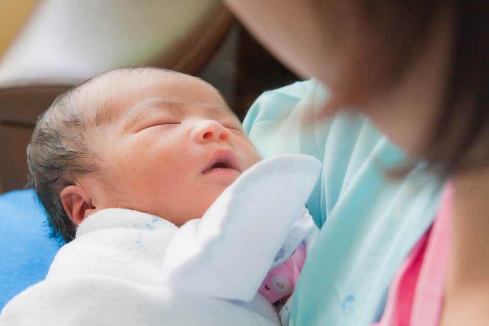 Usia Berapa Bayi yang Baru Lahir Diperbolehkan Keluar Rumah?