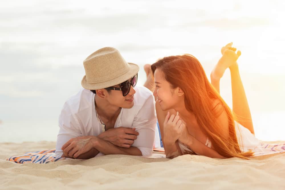 3 Posisi Seks yang Bisa Anda Coba di Pantai Bersama Pasangan