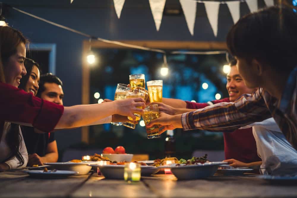 4 Makanan yang Sebaiknya Dikonsumsi Sebelum Minum Alkohol