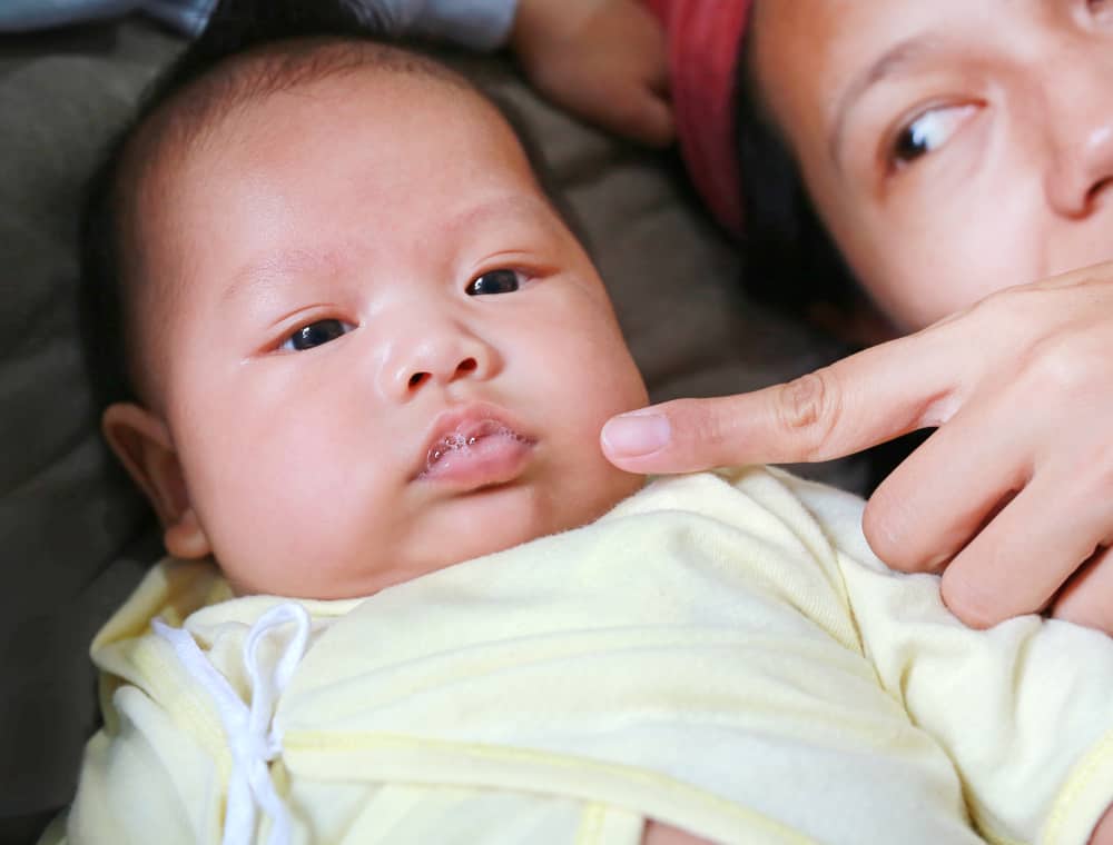 Bayi Sering Mengeluarkan Air Liur, Apakah Ini Normal?