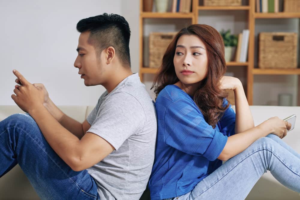 Jangan Resah, Ini 3 Cara Menghadapi Pasangan yang Cuek
