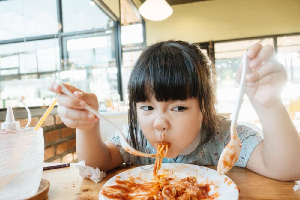 anak makan pasta