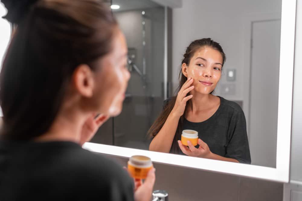 11 Rekomendasi Moisturizer untuk Kulit Berminyak - Hello Sehat