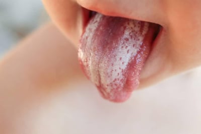 bayi menjulurkan lidah