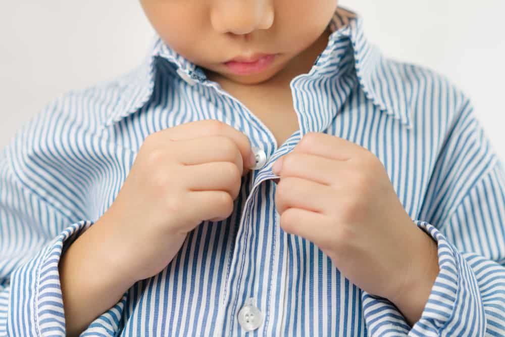 Tips Mengajarkan Anak agar Bisa Memakai Baju Sendiri