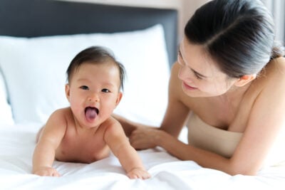 bayi menjulurkan lidah