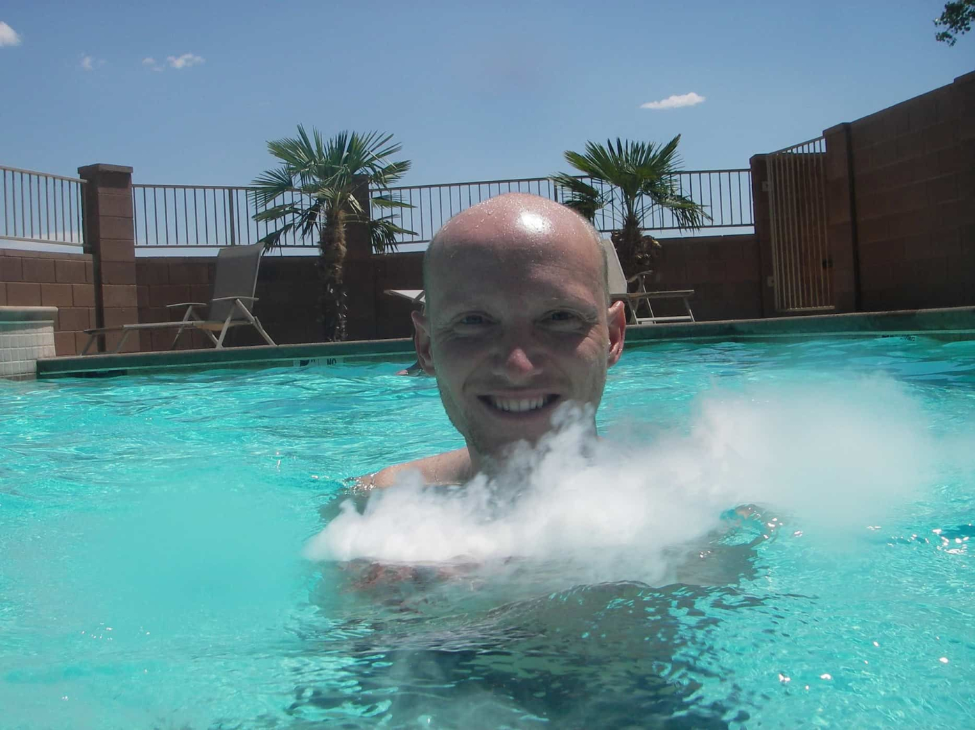 Inilah Bahaya Dry Ice yang Dicampurkan ke Kolam Renang