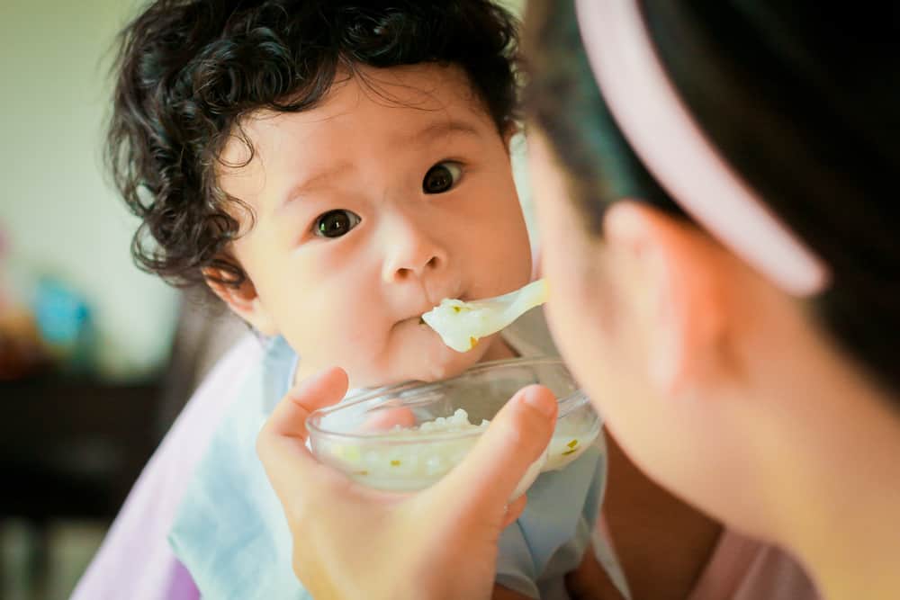 Ketika Sudah Mulai MPASI, Ini Jadwal Makan Bayi di Bawah Usia 6 Bulan