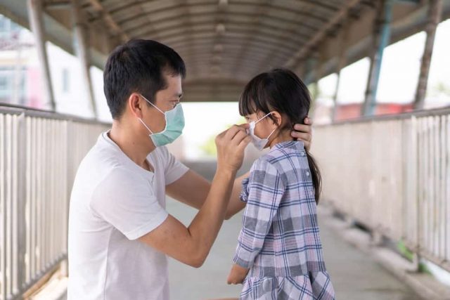 5 Langkah Cerdas Menjelaskan COVID-19 dan Penyakit Pandemi pada Anak