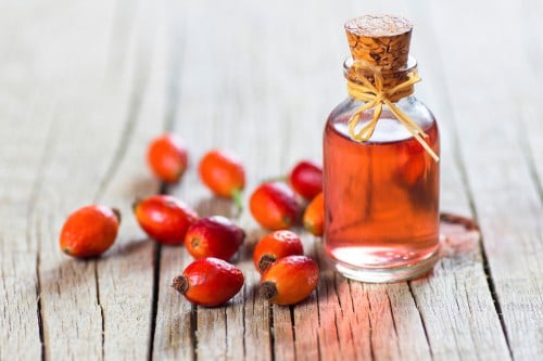 8 Manfaat Minyak Rosehip untuk Kesehatan Kulit