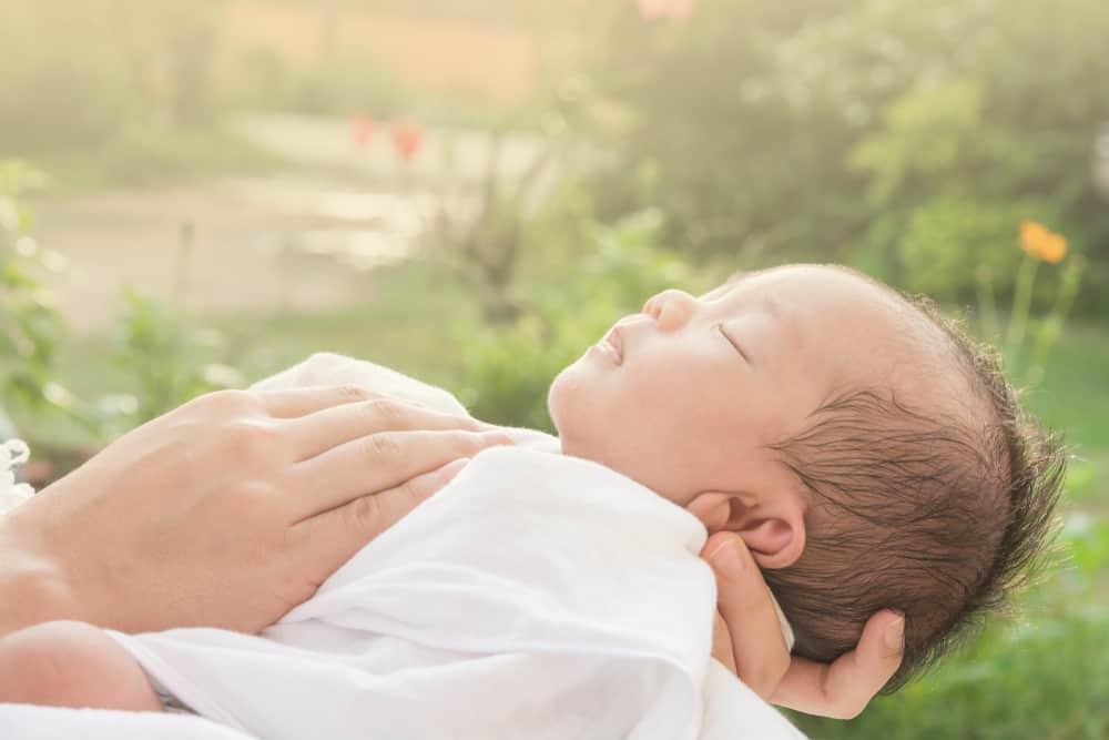 Anjuran Saat Menjemur Si Kecil di Pagi Hari