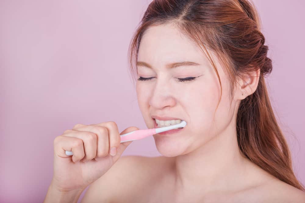mitos menyikat gigi dengan kuat hilangkan plak penyebab sakit gigi