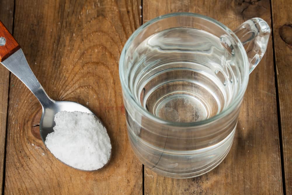 kumur air garam adalah salah satu obat sakit gigi bengkak di pipi yang alami
