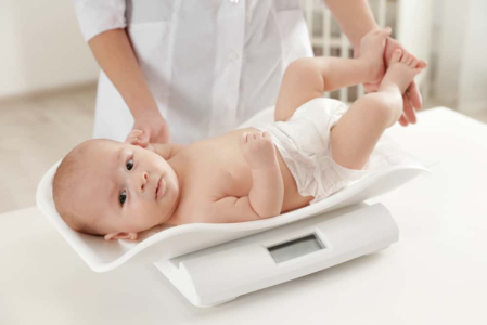 Kapan Berat Badan Bayi Dikatakan Kurang dari Angka Normalnya?