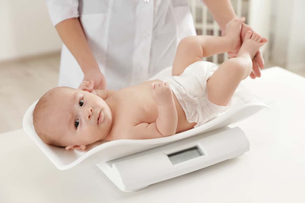 Berat Badan Bayi Normal Sesuai Usia, Kapan Perlu Khawatir?