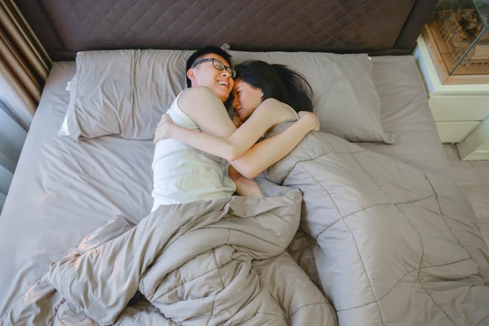 Biasakan Tidur Bersama Pasangan Anda agar Lebih Nyenyak