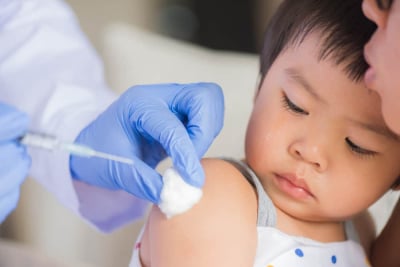 Bayi perempuan disuntik vaksin