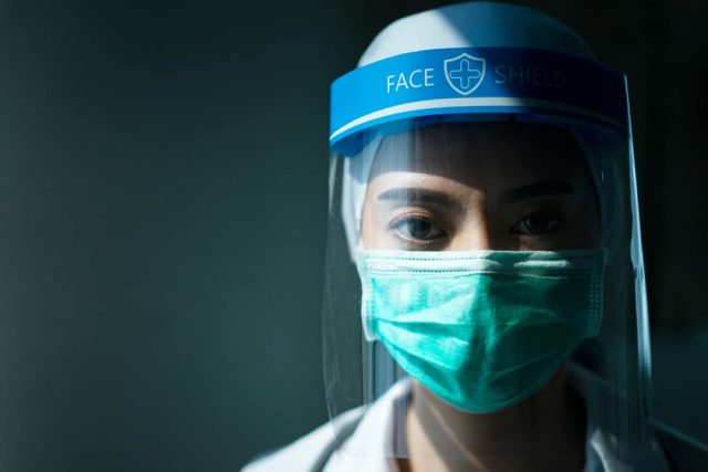 Melawan COVID-19: Kisah Perawat Indonesia Berjam-jam Kenakan APD