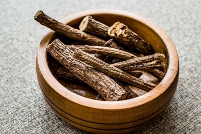 gambar akar manis alias licorice yang bermanfaat untuk obat herbal maag
