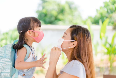 masker anak mengenakan masker