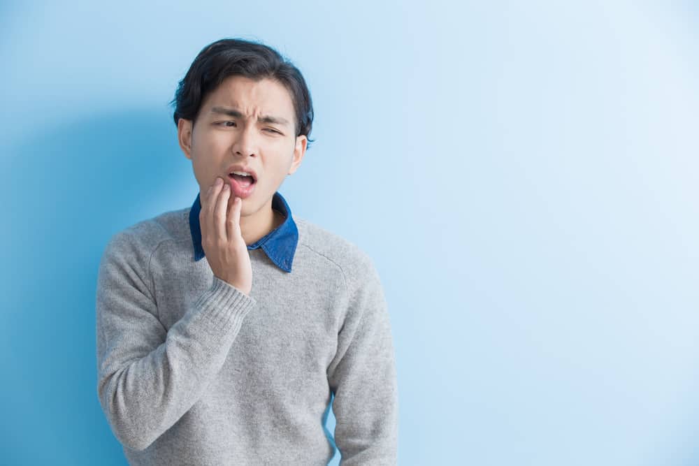 Tips Mencegah Penumpukan Asam Penyebab Gigi Berlubang di Mulut selama Pandemi
