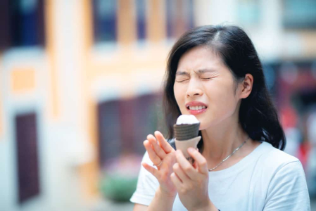 Apa Benar Punya Gigi Sensitif dan Ngilu Berarti Tidak Boleh Makan Manis Sama Sekali?