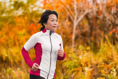 wanita aktif karena rutin berolahraga dan mengonsumsi suplemen cegah osteoporosis