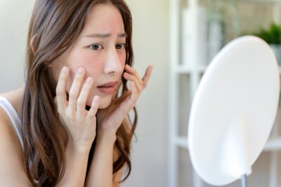 Wanita khawatir kulit menjadi kusam karena skincare tidak cocok