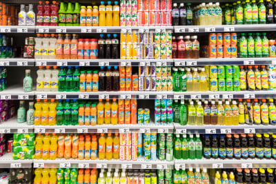 Minuman kemasan soft drink di supermarket