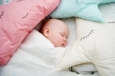 bayi tidur tanpa bantal