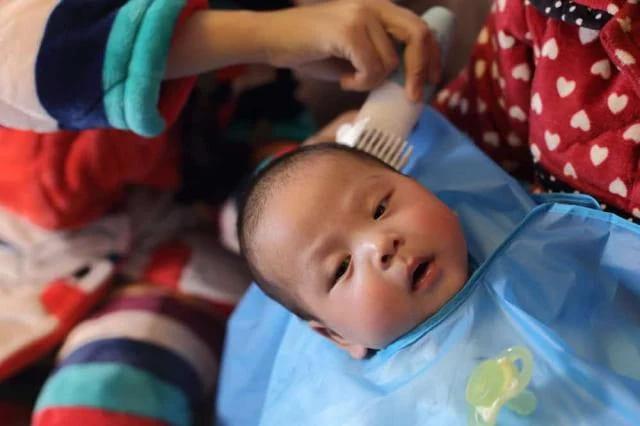 panduan-mencukur-rambut-bayi