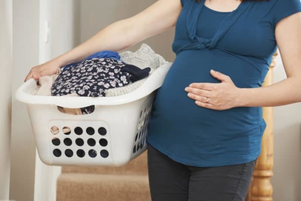 mengangkat beban berat saat hamil