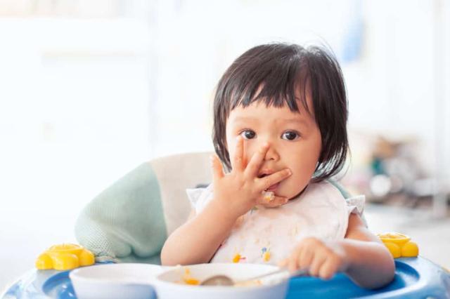 Panduan MPASI Bayi 1 Tahun: Porsi, Tekstur, hingga Resep