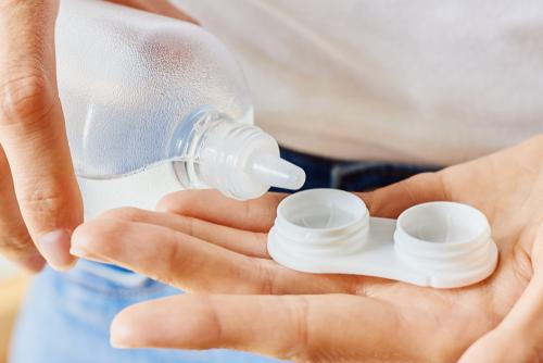 Pilihan Cairan Pengganti Air Softlens untuk Keadaan Darurat