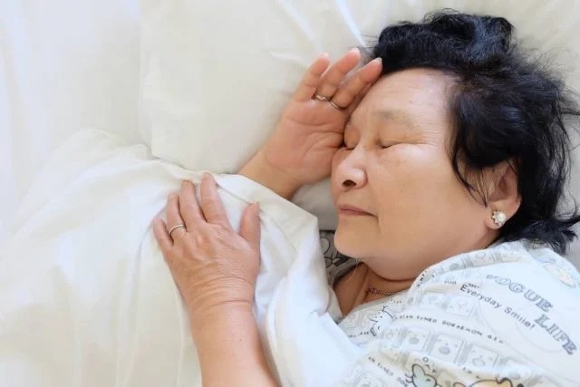 6 Cara Efektif Mengatasi Lansia Susah Tidur