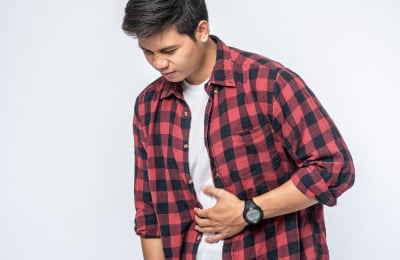 laki-laki menahan kentut karena penyebab sering kentut